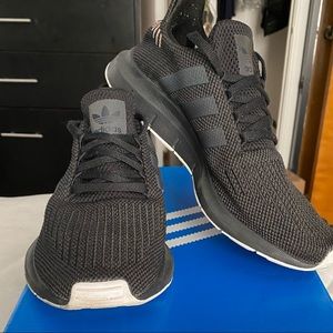 Adidas Swift Run womens blk running shoes